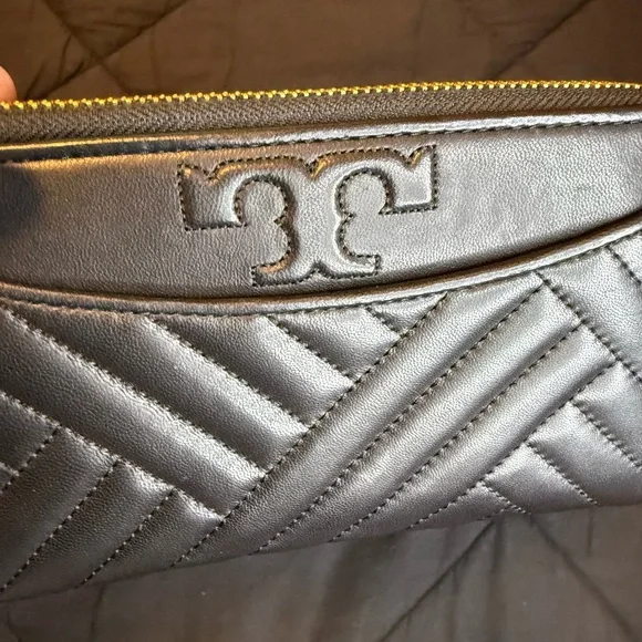 Tory Burch Black Quilted Leather Zip Wallet - Picture 8 of 13
